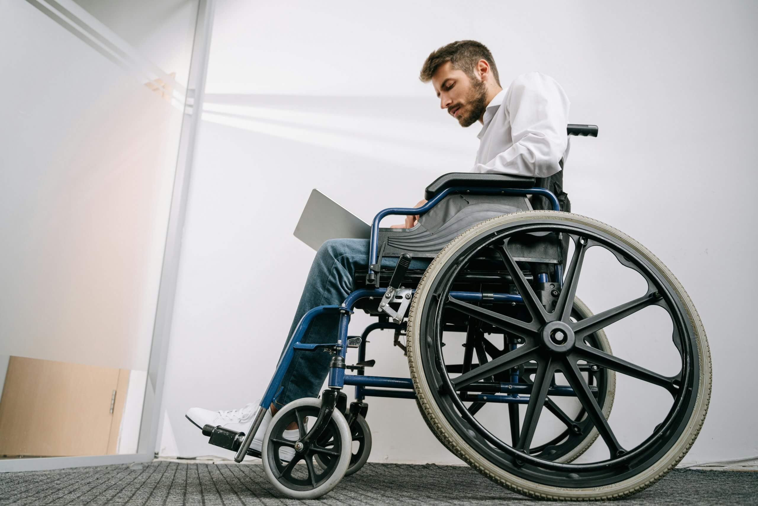 web-man in wheelchair pexels-ivan-samkov-8127981 utterly voice app for disabled people